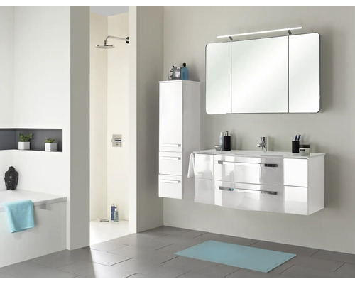 Moderná kúpeľňa s umývadlovou skrinkou, zrkadlovou skrinkou, vysokou skrinkou a sprchou.