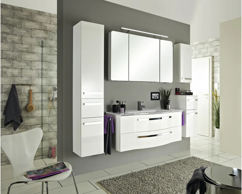 Kúpeľňa s bielym kúpeľňovým nábytkom, zrkadlovou skrinkou a umývadlom