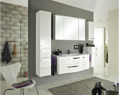 Kúpeľňa s bielym kúpeľňovým nábytkom, zrkadlovou skrinkou, umývadlom a uterákmi