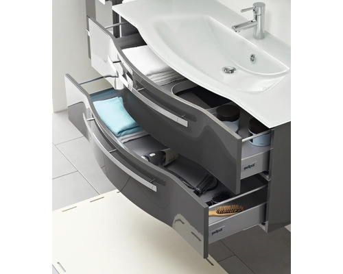 Skrinka pod umývadlo s otvorenými zásuvkami a rôznymi kúpeľňovými doplnkami