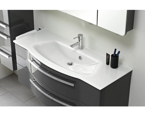 Umývadlo so skrinkou a tromi zásuvkami v kúpeľni