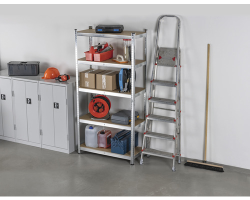 Dielňa s regálmi, náradím, rebríkmi a skriňami na skladovanie