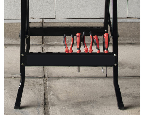 Pracovný stôl so skrutkovačmi