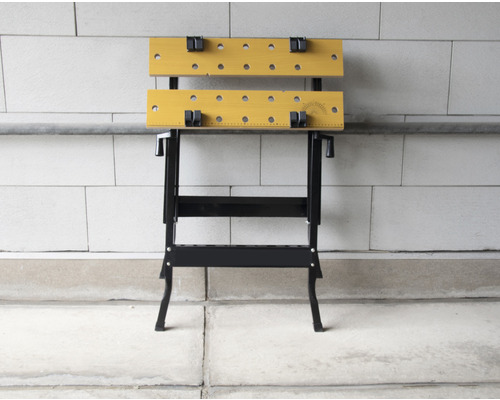 Pracovný stôl s dvoma upínacími čeľusťami a kovovým rámom