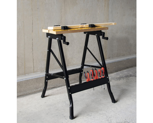 Pracovný stôl s náradím a dreveným trámom