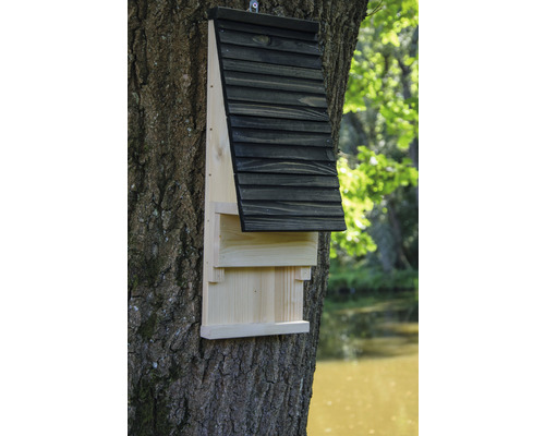 Drevená búdka pre netopiere pripevnená na strome