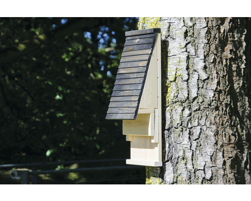 Drevená búdka pre netopiere pripevnená ku kmeňu stromu