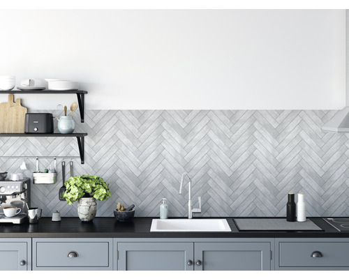 Stenový obklad PVC Ceramics Grey Chevron 67,5x400 cm Kuchynská scéna s drezom, vodovodnou batériou a pracovnou doskou pred stenou so vzorom rybej kosti