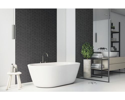 Stenový obklad PVC Ceramics Dark Hexagon KR 67,5x400 cm Kúpeľňa s voľne stojacou vaňou, umývadlom a tmavými šesťuholníkovými obkladmi