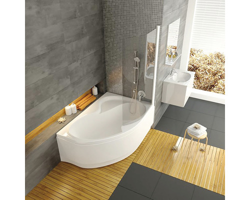 Kúpeľňa s vaňou, sprchovou zástenou, umývadlom a policami