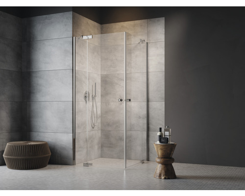 Kúpeľňa s rohovou sprchou a stoličkami ako úložnými priestormi