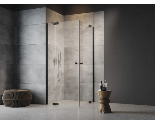 Moderná kúpeľňa so skleneným sprchovacím kútom a armatúrami