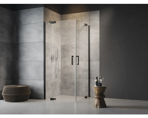 Rohová sprcha s čiernym kovaním a dvoma sklenenými dverami v modernej kúpeľni.