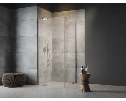 Sprchovací kút so sklenenými dverami v kúpeľni s obloženými stenami