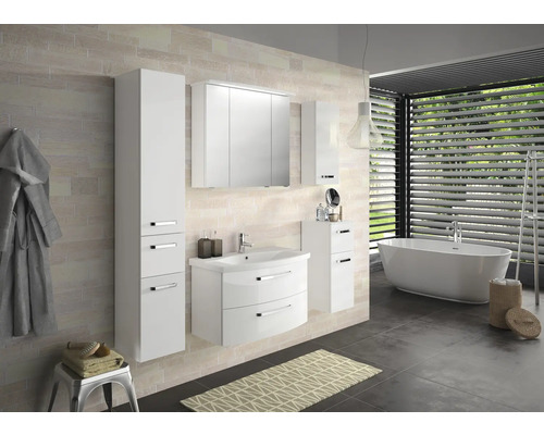 Kúpeľňa s bielym kúpeľňovým nábytkom, vaňou a okennými žalúziami