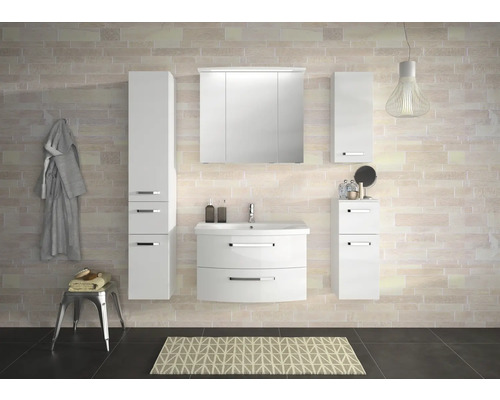 Svetlá kúpeľňa s umývadlom, zrkadlovou skrinkou, vysokou skriňou a stoličkou