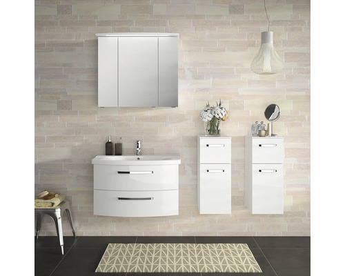 Kúpeľňa s umývadlom, zrkadlovou skrinkou a dvoma vysokými skrinkami v bielej farbe