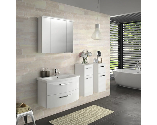 Moderná kúpeľňa s umývadlovou skrinkou, zrkadlovou skrinkou a vysokou skrinkou