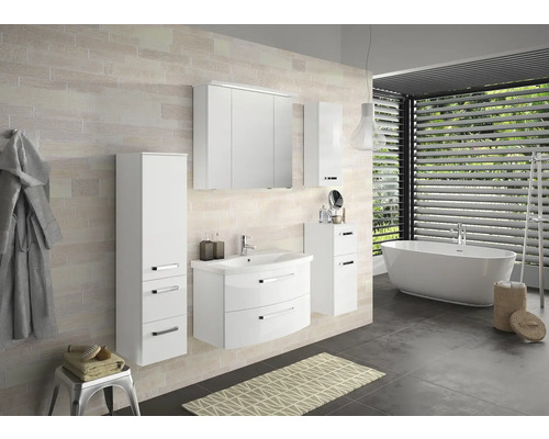 Kúpeľňa s vaňou, skrinkou pod umývadlo, zrkadlovou skrinkou a vysokými skrinkami v bielej farbe