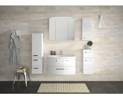 Kúpeľňa s umývadlom, zrkadlovou skrinkou a vysokými skrinkami v bielej farbe