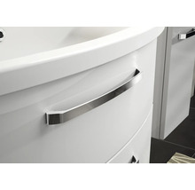 Detail kúpeľňovej skrinky s kovovou rukoväťou