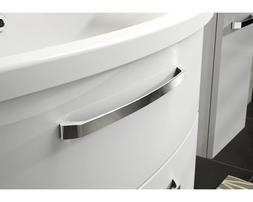 Detail bielej skrinky pod umývadlo s kovovou rukoväťou