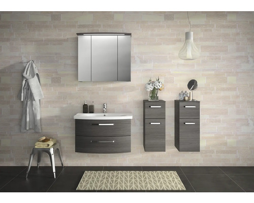 Kúpeľňa s umývadlovou skrinkou, zrkadlovou skrinkou, dvoma skrinkami so zásuvkami a dekoráciou