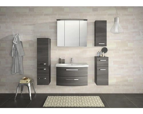 Moderná kúpeľňová súprava s umývadlom, zrkadlovou skrinkou a vysokými skriňami vo vzhľade dreva