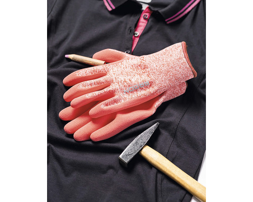 Pracovné rukavice, tesárske kladivo a ceruzka na polokošeli