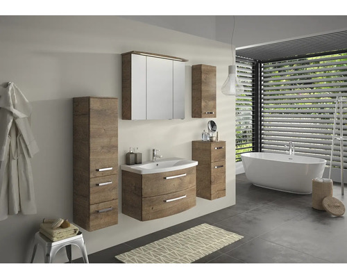 Kúpeľňa s umývadlom, zrkadlovou skriňkou a vysokou skriňou vo vzhľade dreva