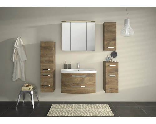 Moderná kúpeľňa s umývadlom, zrkadlovou skrinkou, závesnými skrinkami a kúpeľňovým kobercom