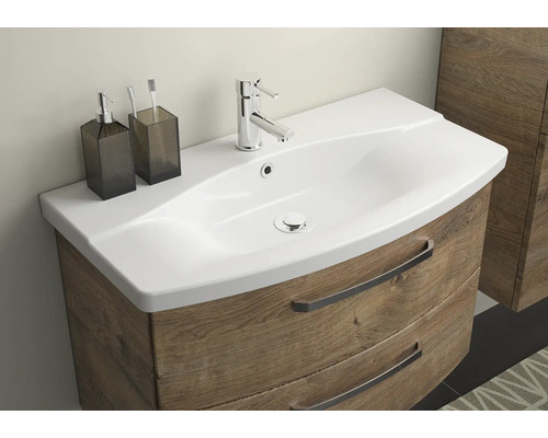 Umývadlo s dvoma zásuvkami, batériou, dávkovačom mydla a držiakom na zubné kefky v kúpeľni