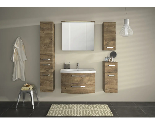 Kúpeľňa s umývadlovou skrinkou, zrkadlovou skrinkou, závesnými skrinkami, uterákom a kobercom