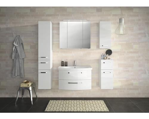 Moderná kúpeľňa s bielym kúpeľňovým nábytkom, zrkadlovou skrinkou a umývadlom