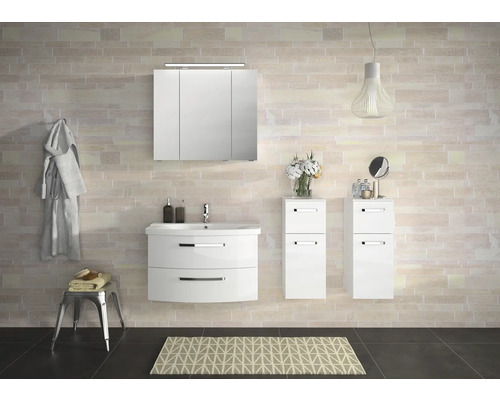 Vybavenie kúpeľne s umývadlom, zrkadlovou skriňou a spodnými skrinkami pred stenou s obkladmi