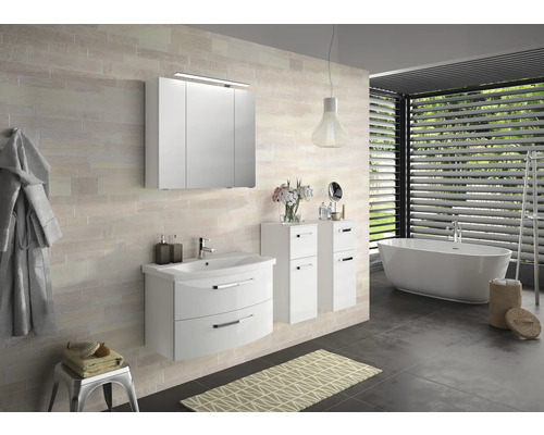 Svetlá kúpeľňa s umývadlovou skrinkou, zrkadlovou skrinkou a vaňou.