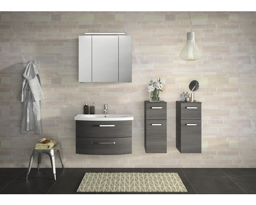 Svetlá kúpeľňa s umývadlom, zrkadlovou skrinkou, stoličkou a dvoma vysokými skrinkami