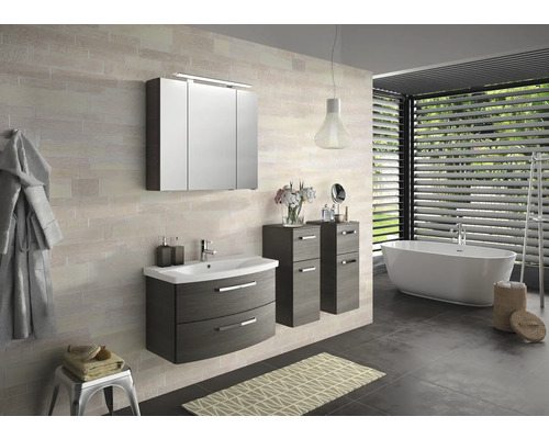 Moderná kúpeľňa s umývadlom, zrkadlovou skrinkou a vaňou