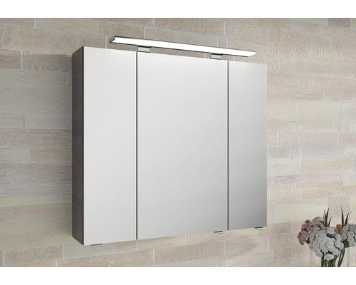 Zrkadlová skrinka s osvetlením v kúpeľni.