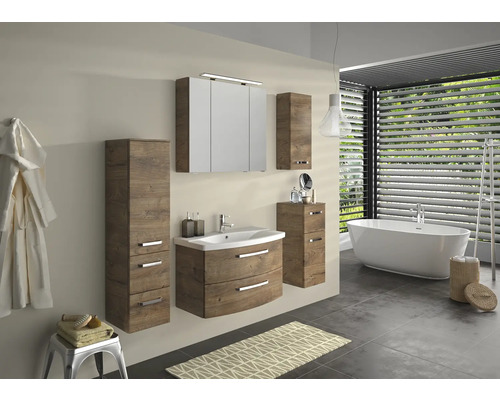 Kúpeľňa s umývadlom, zrkadlovou skrinkou, vysokou skrinkou a vaňou vo svetlom, modernom dizajne