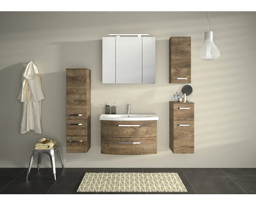 Svetlá kúpeľňa s umývadlom, zrkadlovou skrinkou a vysokými skrinkami vo vzhľade dreva.