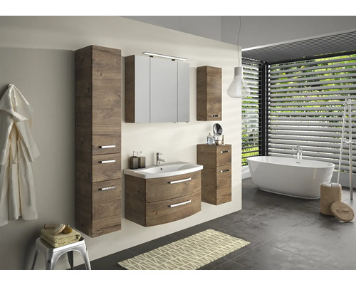 Kúpeľňa s umývadlovou skrinkou, zrkadlovou skrinkou a vaňou