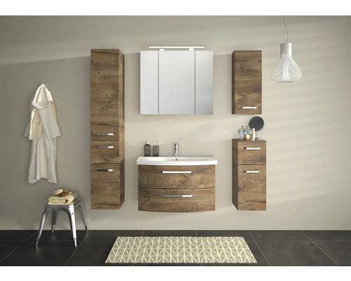 Kúpeľňa s umývadlom, zrkadlovou skrinkou a vysokými skriňami vo vzhľade dreva