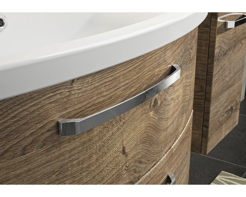 Detailný záber skrinky pod umývadlo s drevenou štruktúrou a kovovou rukoväťou