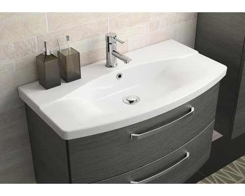 Umývadlo so skrinkou a dvoma zásuvkami v kúpeľni