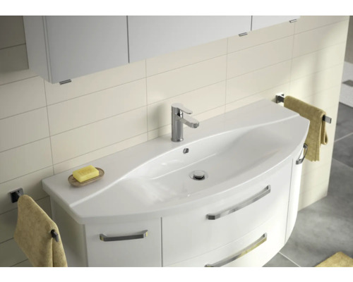 Kúpeľňové umývadlo so skrinkou, vodovodnou batériou a držiakmi na uteráky.