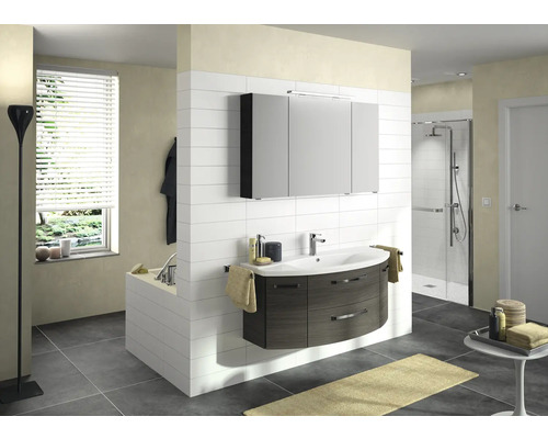 Svetlá kúpeľňa s umývadlom, zrkadlovou skrinkou, vaňou a sprchou.