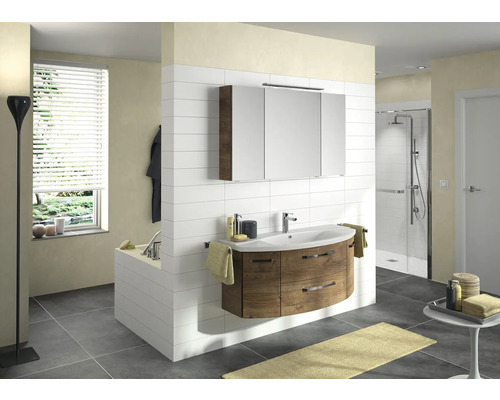 Svetlá kúpeľňa s umývadlom, zrkadlovou skrinkou a sprchou