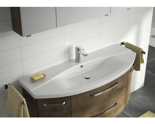 Umývadlo so skrinkou do kúpeľne s vodovodnou batériou a uterákmi