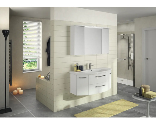 Kúpeľňa s umývadlom, zrkadlovou skrinkou a sprchou